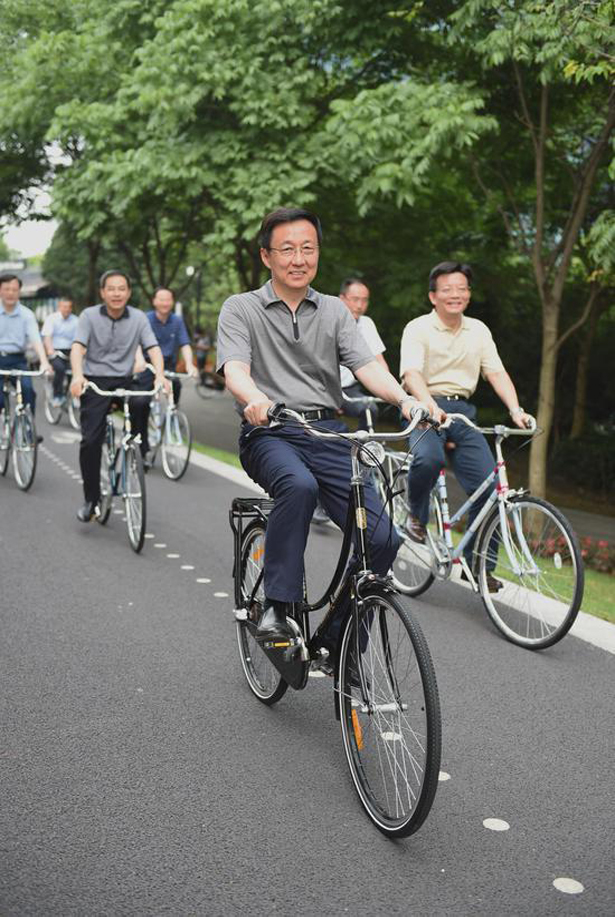 上海市委书记韩正骑共享单车体验滨江骑行环境(图9)